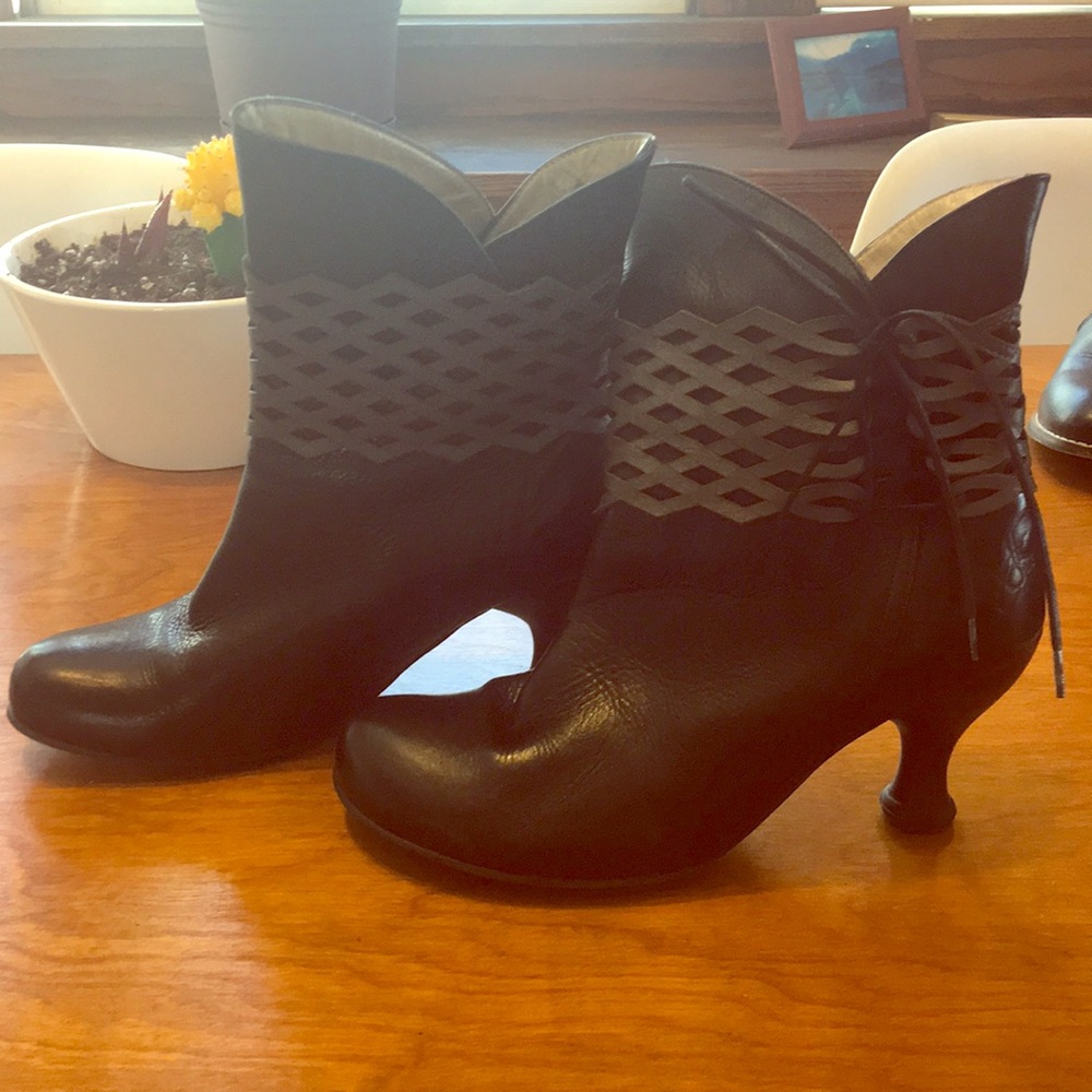 Fluevog Bellevue Inez ankle boots. Size 6